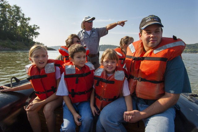 Missouri River boat rides are a popular activity at the Missouri River Outdoor Expo.  Jon Farrar/NEBRASKAland Magazine