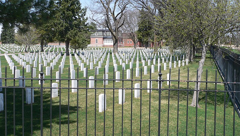 Ft._McPherson_National_Cemetery_headstones_and_lodge_3