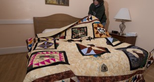 Becky Serres with quilt at Fort Robinson State Park