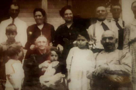 A family photo from 1910 in front of a home in Nebraska.