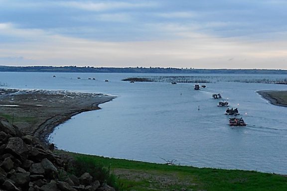 Boats motoring out onto Harlan County Reservoir. Photo by Daryl Bauer, Nebraska Game & Parks Commission.