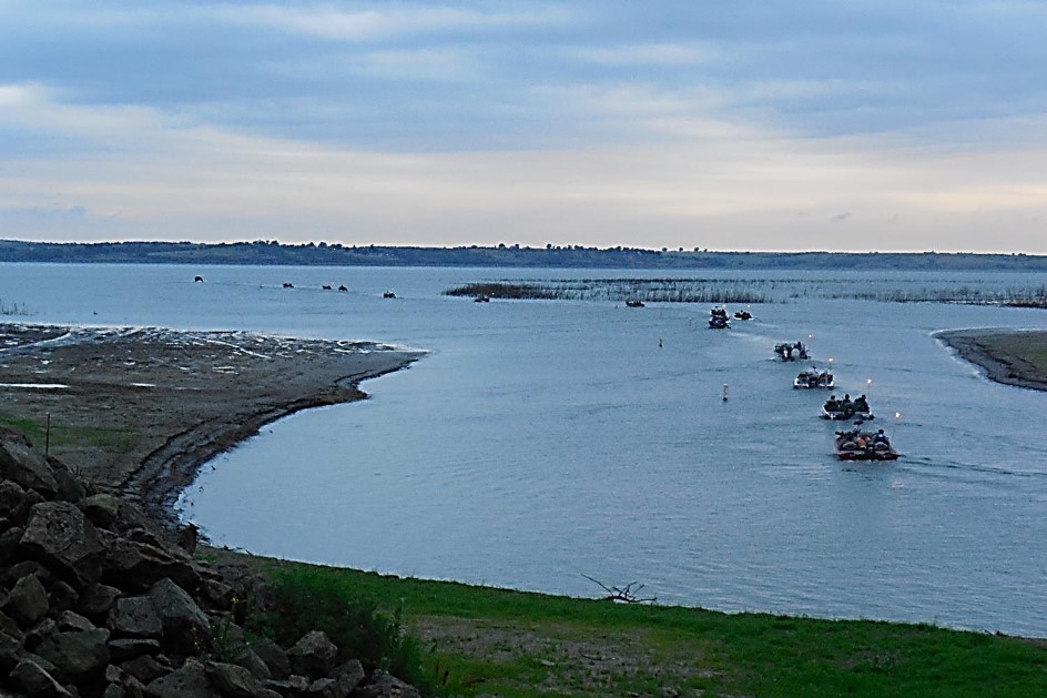 Boats motoring out onto Harlan County Reservoir. Photo by Daryl Bauer, Nebraska Game & Parks Commission.
