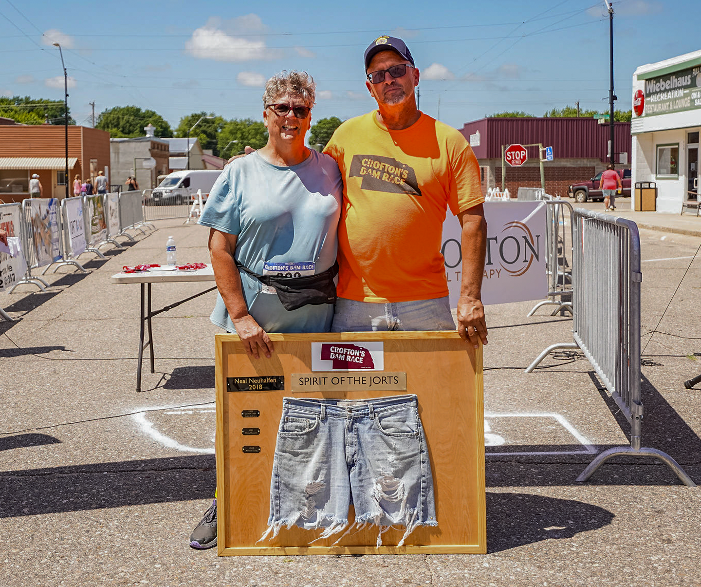 Neal Neuhalfen, right, names Cheryl Frederik of Springfield the winner of the 2025 “Spirit of the Jorts” award.