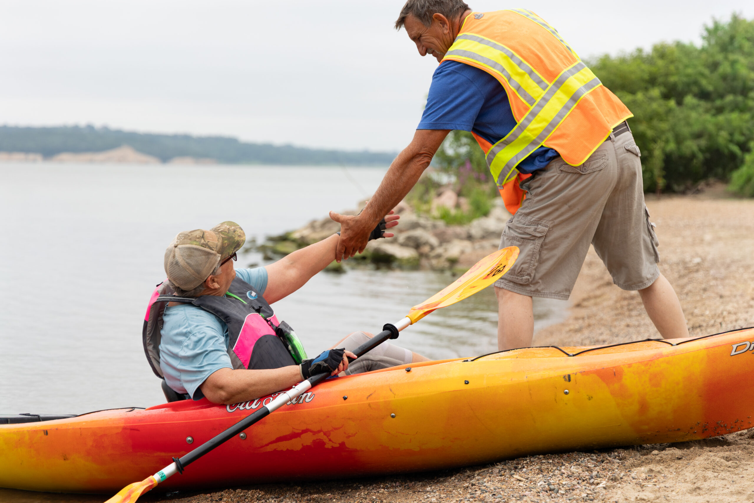 State park employee Daryl Ausdemore helps a kayaker. Photo by Jenny Nguyen-Wheatley, Nebraskaland Magazine.