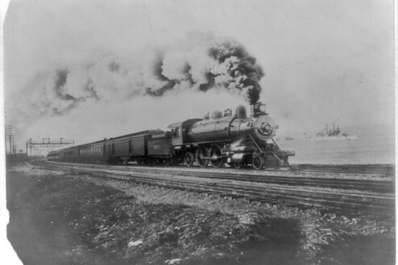 Overland Limited train in Oakland, California, in 1906. The train was operated jointly by the Southern Pacific, Union Pacific and Chicago and North Western railroads. Library of Congress Photo.