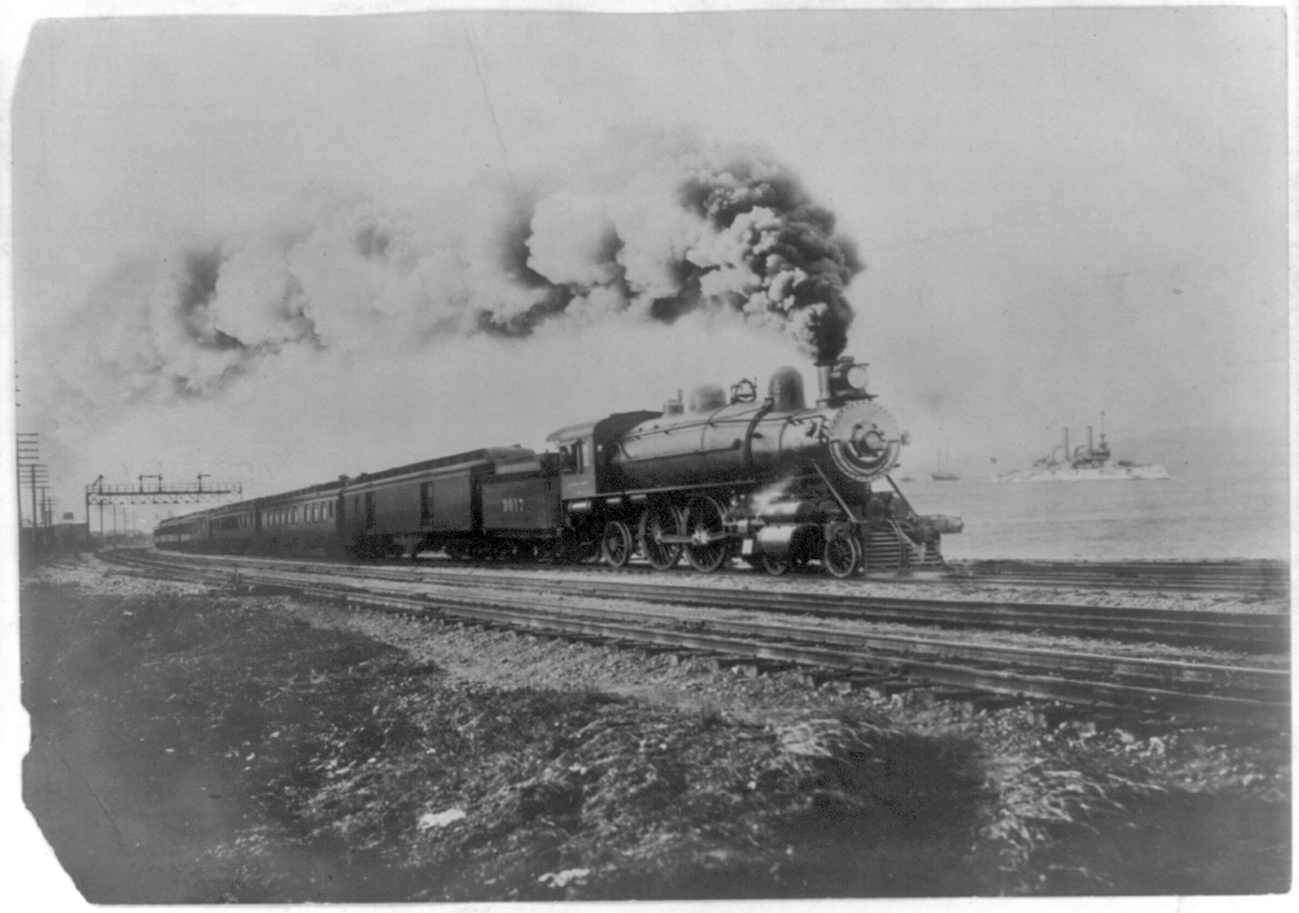Overland Limited train in Oakland, California, in 1906. The train was operated jointly by the Southern Pacific, Union Pacific and Chicago and North Western railroads. Library of Congress Photo.