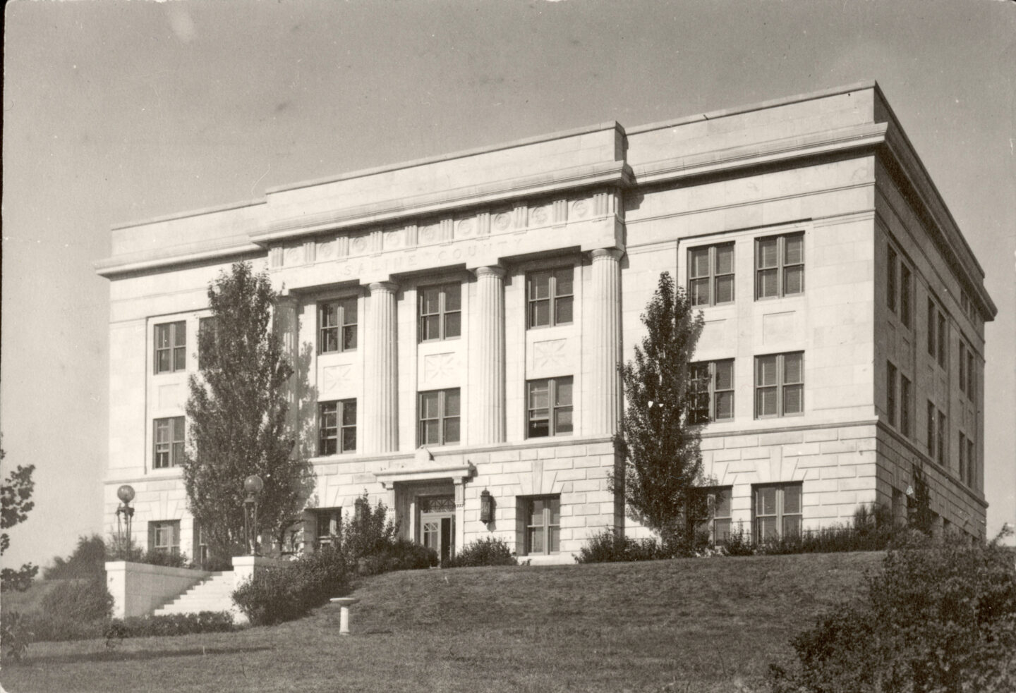 Saline County Courthouse in 1935, two years after Farm Holiday protestors held the sheriff captive. NSHS RG0813-0-400